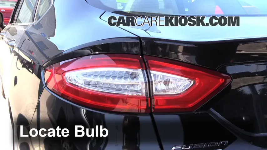 2013 Ford Fusion SE 2.0L 4 Cyl. Turbo Éclairage Feu clignotant arrière (remplacer l'ampoule)